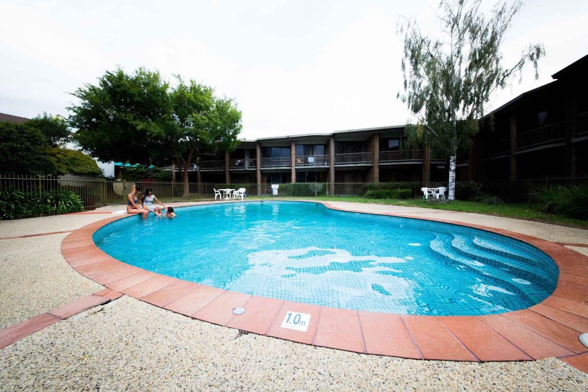Sandown Regency & 3*
