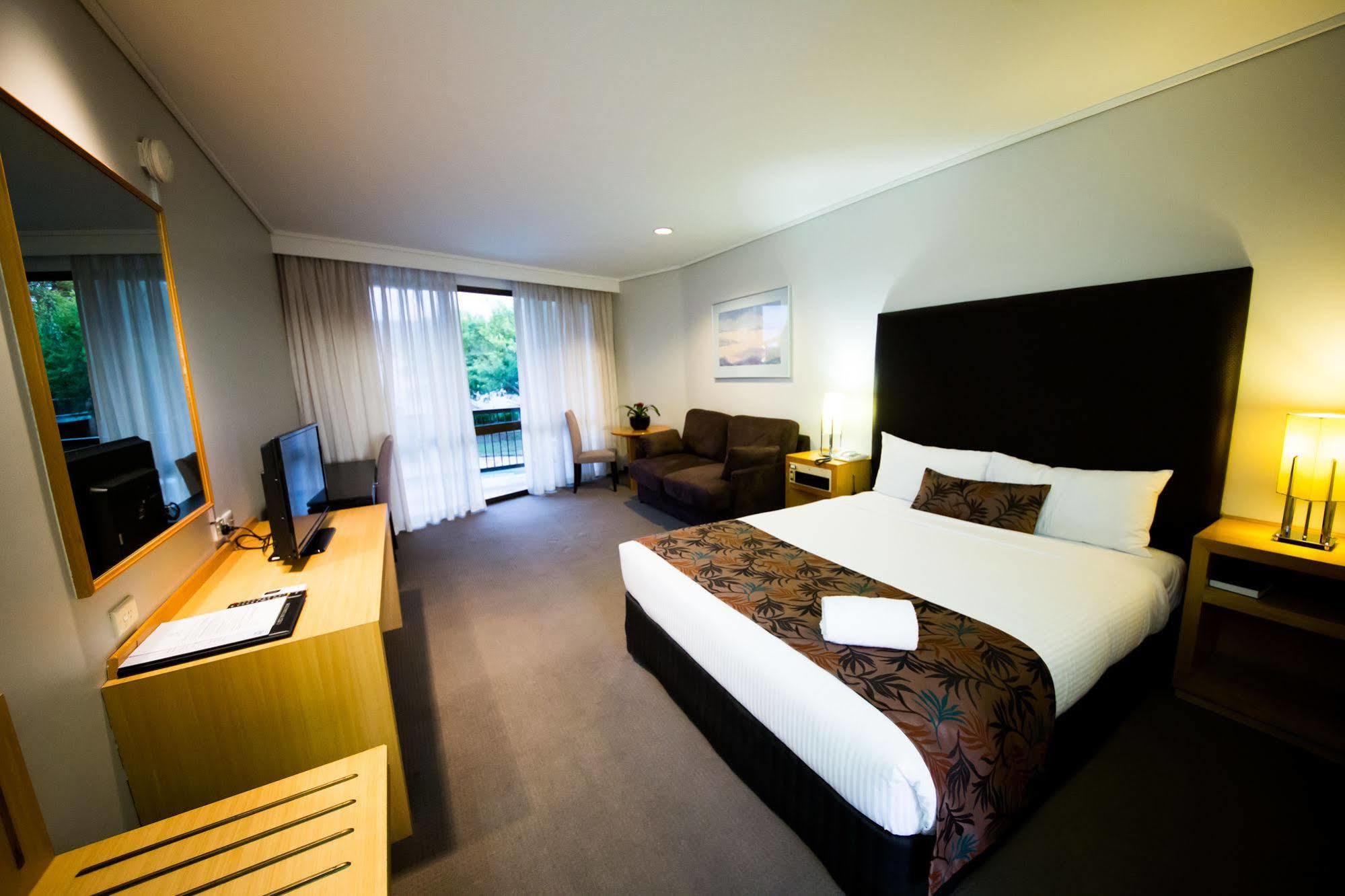 Sandown Regency & 3*