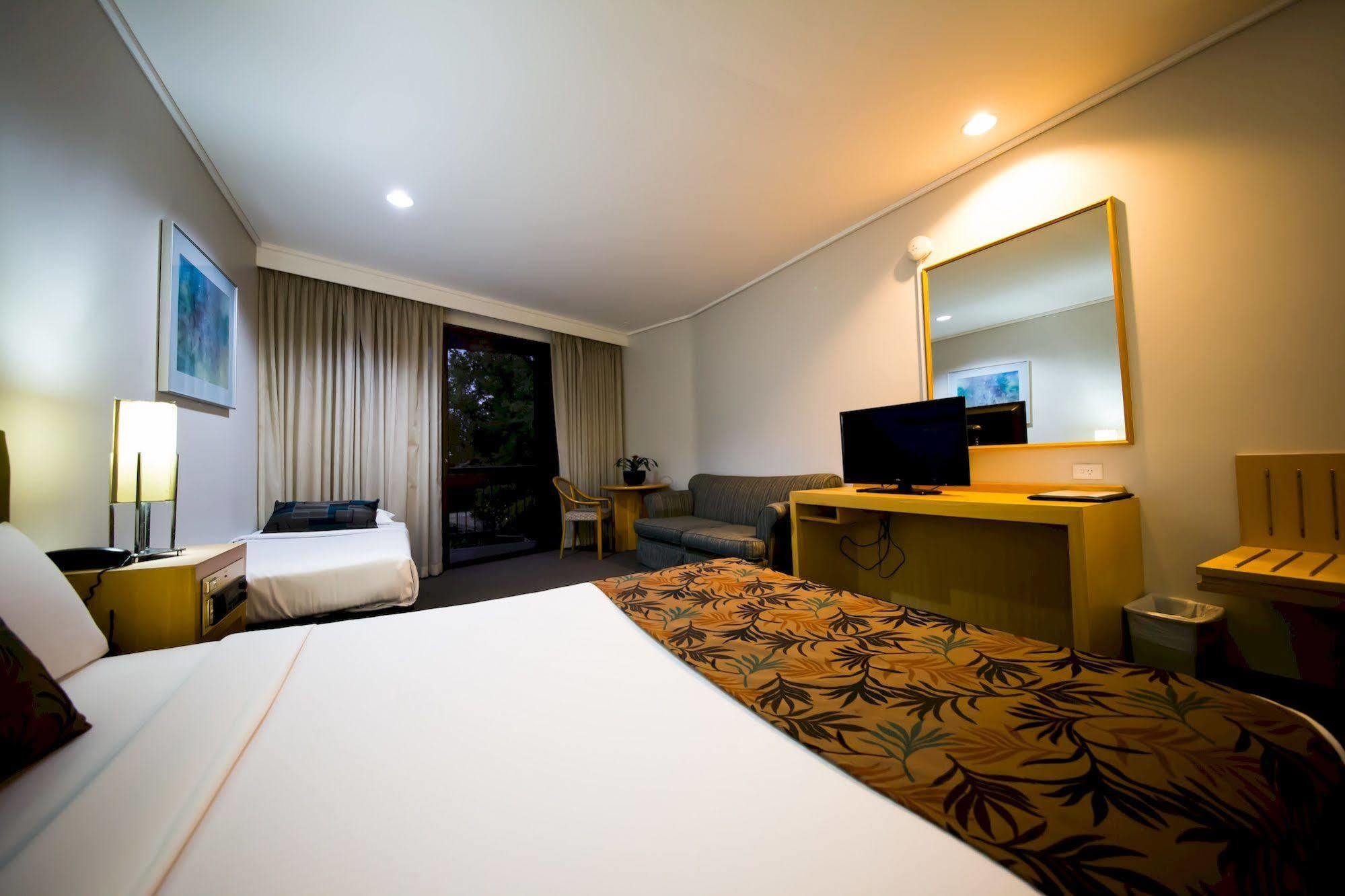 Sandown Regency & 3*